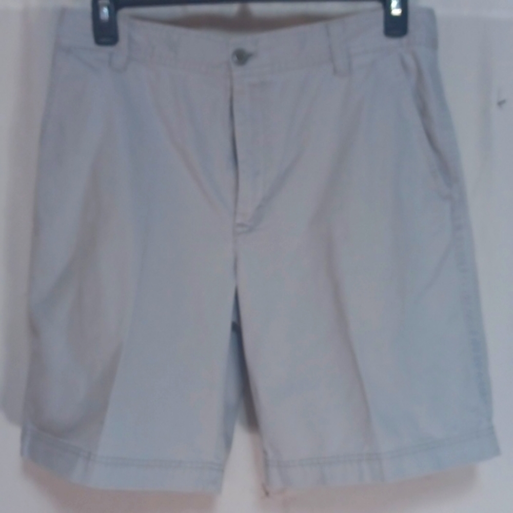 IZOD MENS SHORTS SIZE 34 IN A BEAUTIFUL GRAY COTTON